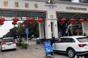 三亿体育官网_《一出好戏》曝成功版海报 “小职员”黄渤惊险逆袭(图2) 三亿体育