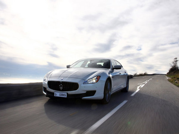 三亿体育官网_《一出好戏》曝成功版海报 “小职员”黄渤惊险逆袭(图3) 三亿体育官网